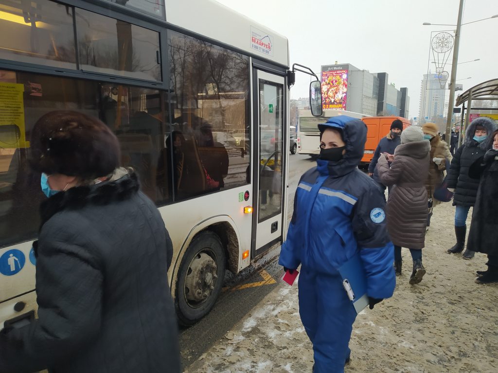 Продолжаются проверки соблюдения масочного режима в общественном транспорте