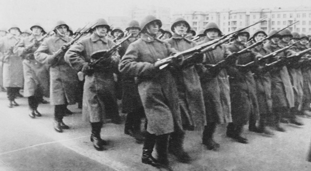 Чем были вооружены участники парада 7 ноября 1941 года в Куйбышеве